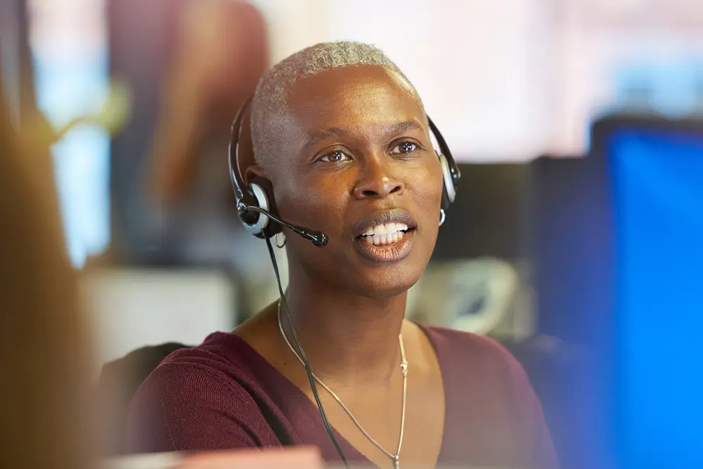 Call centre operator providing clear voice support using HD audio communication