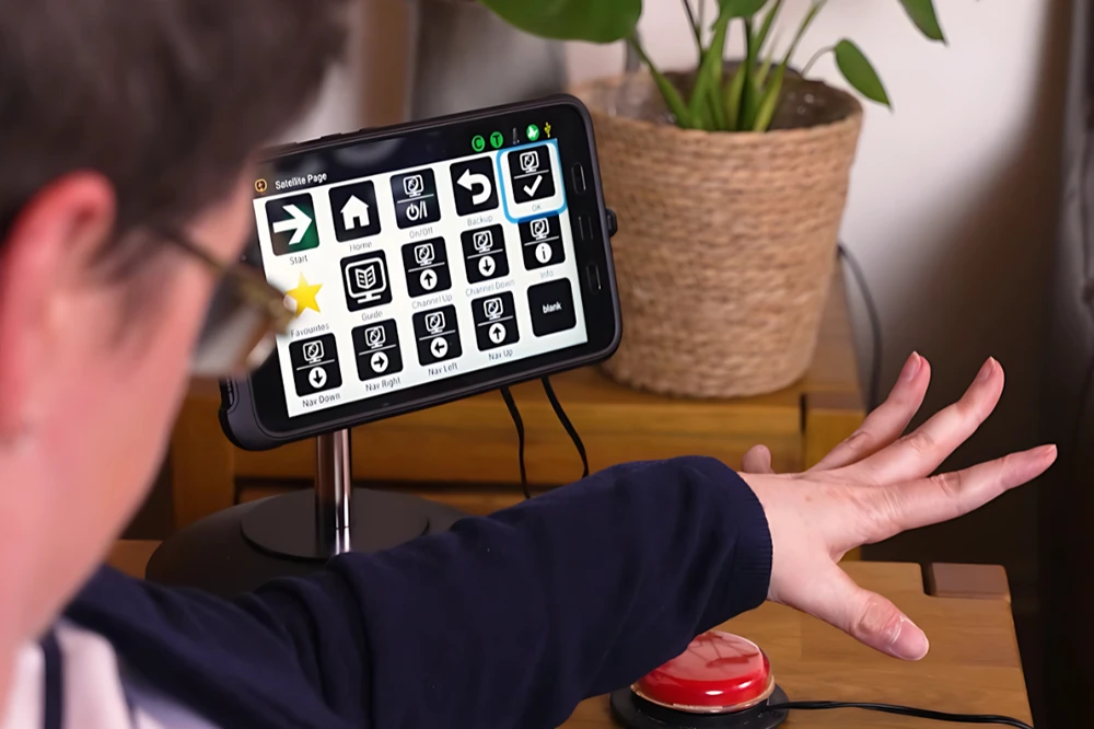 Qwayo 2 Easier Navigation and Flexible Scanning Control Person using Qwayo 2 assistive technology device with flexible scanning and navigation controls